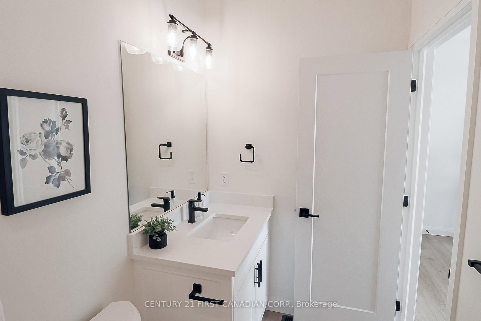 Townhouse for sale at 10-32 Postma Crescent, North Middlesex, Ontario, N0M 1A0 - Ailsa Craig - MLS: X12803400