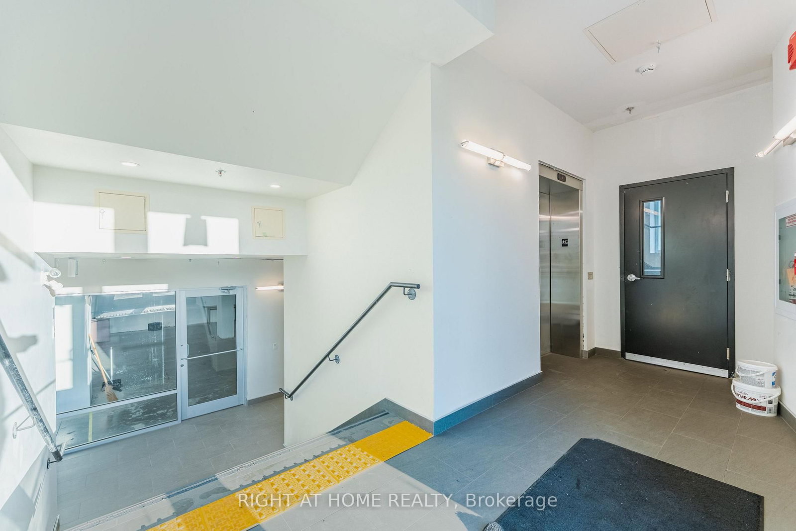 1637 BANK Street, Unit 101 - Photo 10