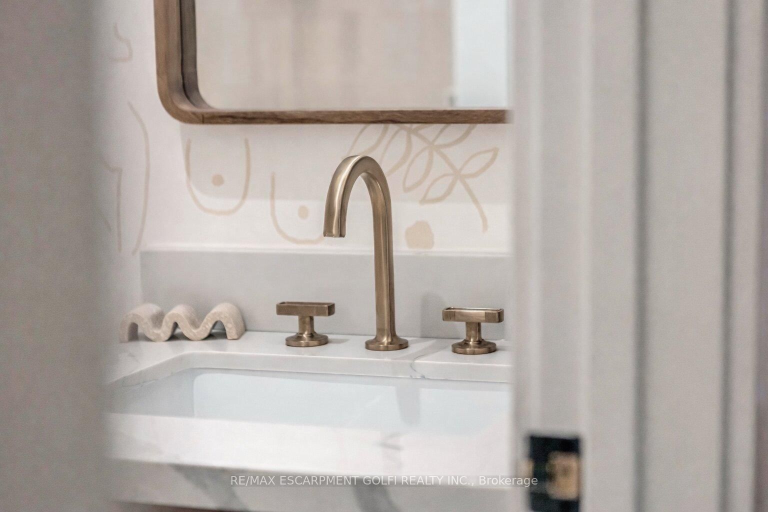 Detached House for sale at 369 Charlton Avenue, Hamilton, Ontario, L8P 2E6 - Kirkendall - MLS: X12806748