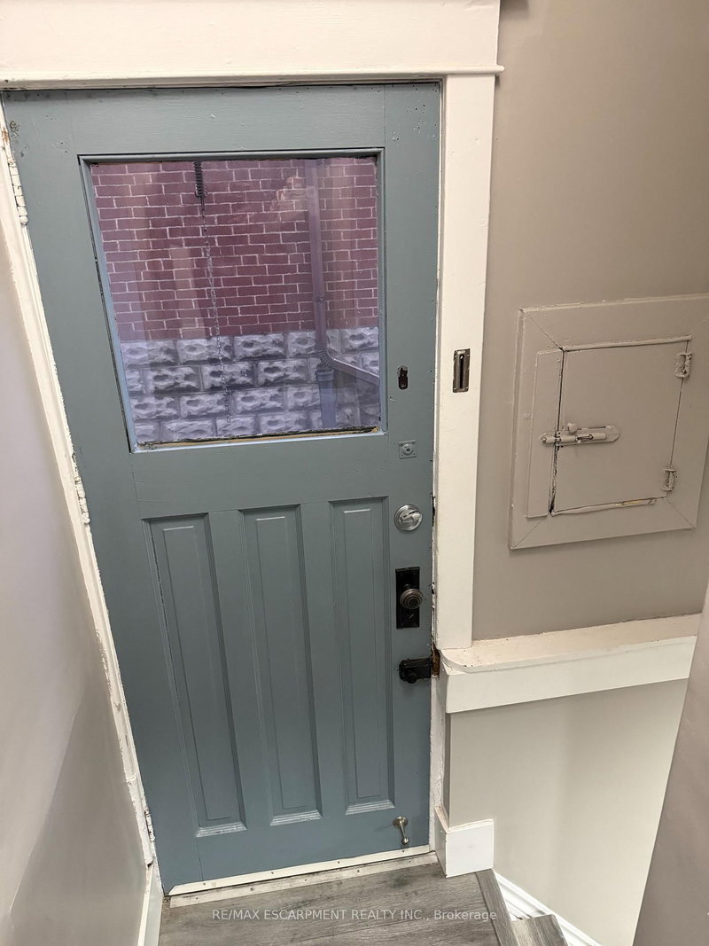 Lower - 22 Graham Ave N, Hamilton, L8H 4J7 | Image 3