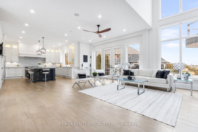 16 SHORELINE Crescent