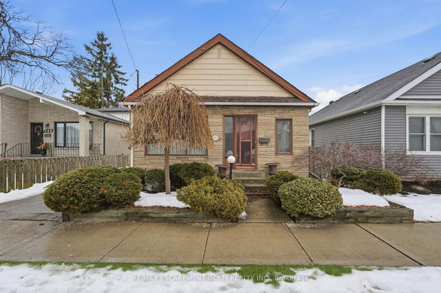 251 Brucedale Avenue E