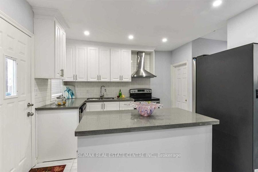 Detached House for sale at 439 Wentworth Street, Hamilton, Ontario, L8L 5W6 - Industrial Sector - MLS: X12813264