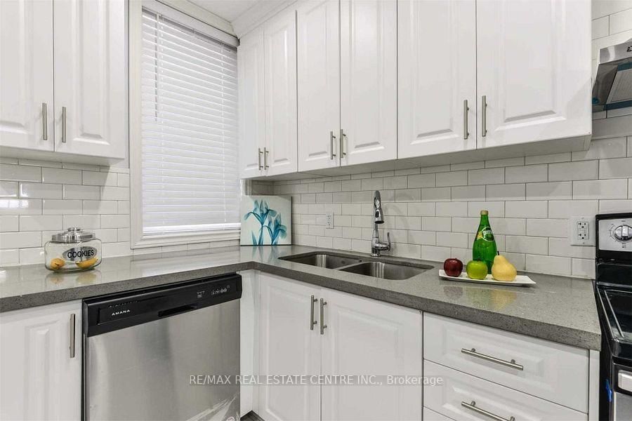 Detached House for sale at 439 Wentworth Street, Hamilton, Ontario, L8L 5W6 - Industrial Sector - MLS: X12813264