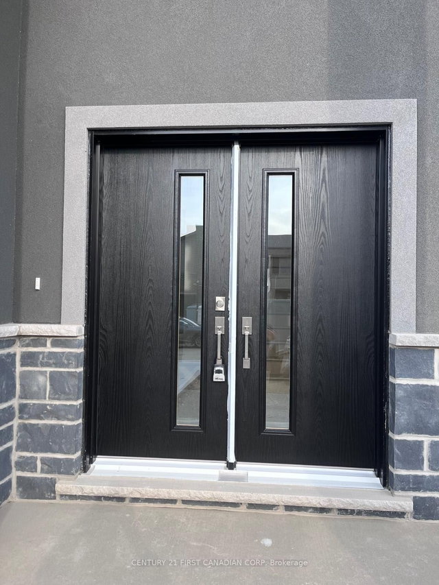 UPPER - 2273 Southport Crescent