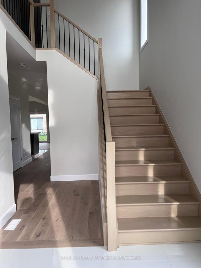 UPPER - 2273 Southport Crescent