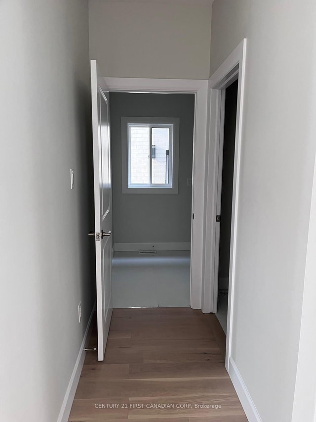 UPPER - 2273 Southport Crescent