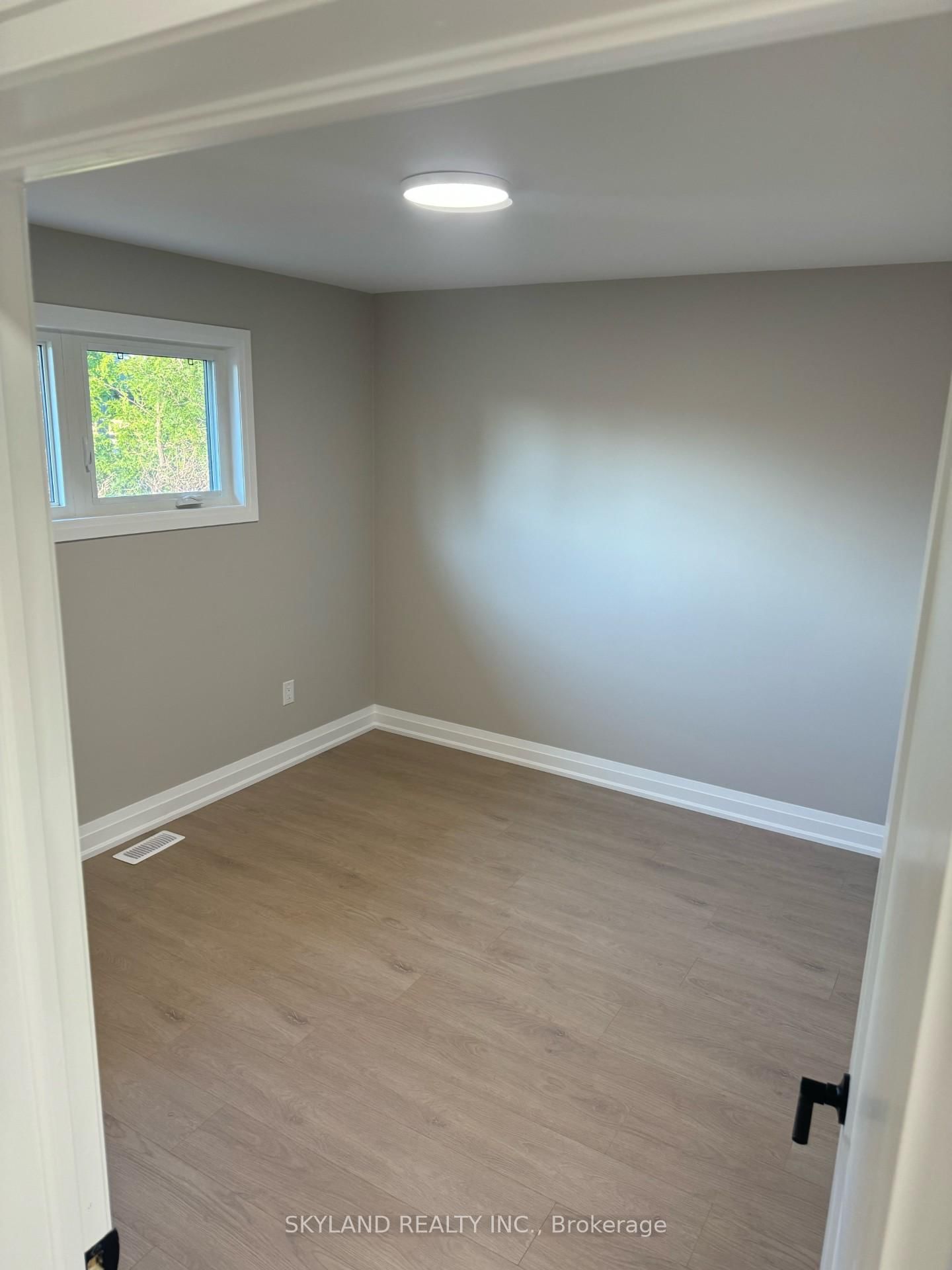 Detached House for lease at Upper-21 Nova Drive, Hamilton, Ontario, L8T 2P4 - Huntington - MLS: X12813686