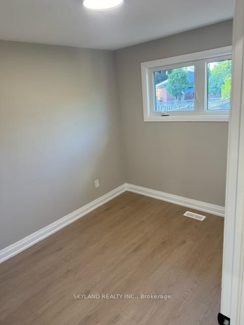 Detached House for lease at Upper-21 Nova Drive, Hamilton, Ontario, L8T 2P4 - Huntington - MLS: X12813686