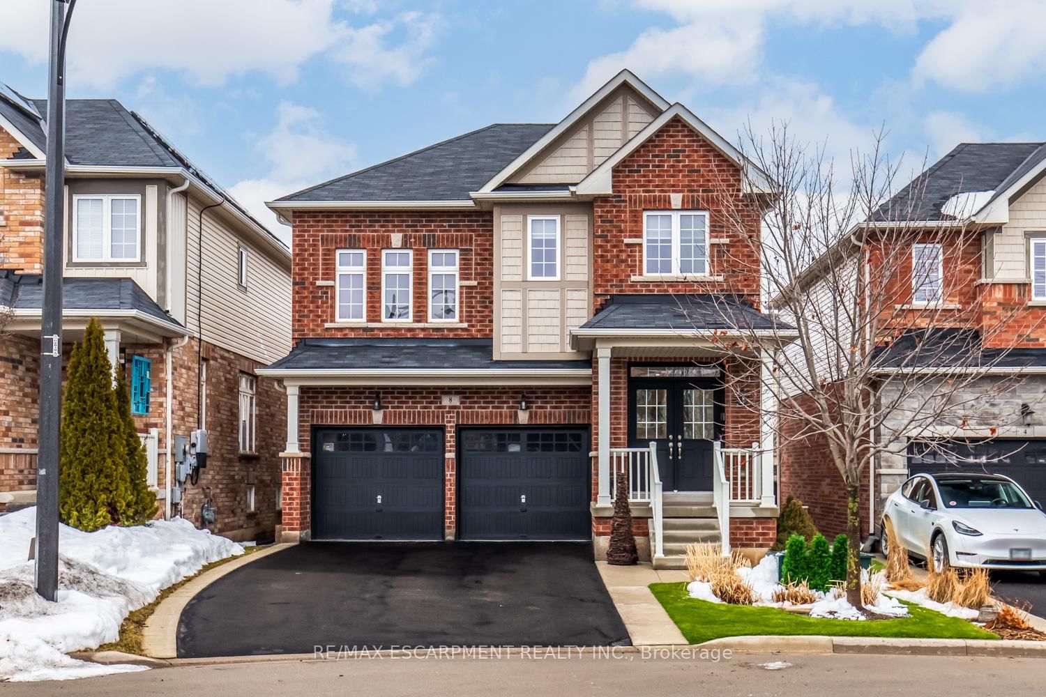 Detached House sold at 8 Bousfield Court, Hamilton, Ontario, L8B 0T3 - Waterdown - MLS: X12813994