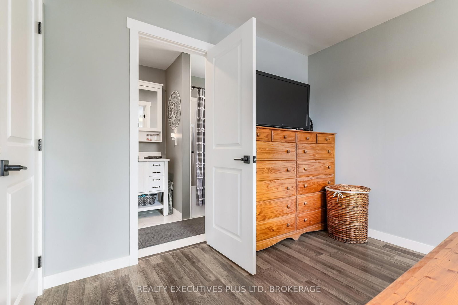 Detached House for sale at 363 Emerick Avenue, Fort Erie, Ontario, L2A 2W8 - Central - MLS: X12814248