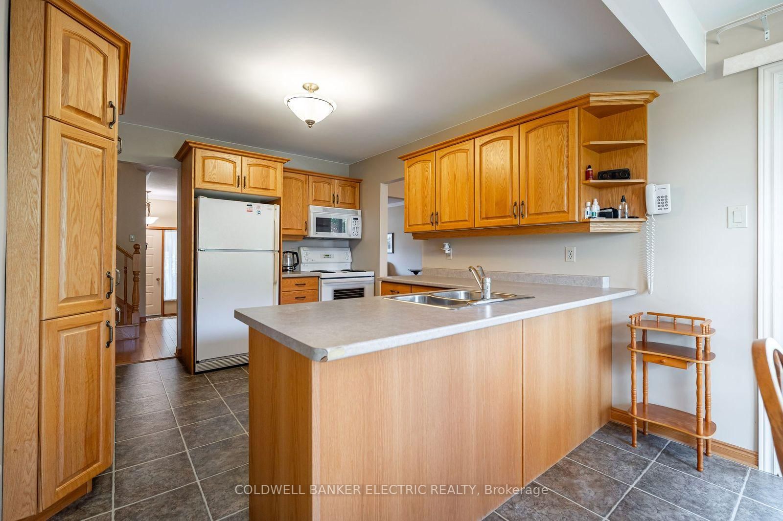 Detached House for sale at 962 Golfview Road, Peterborough, Ontario, K9J 7W4 - Otonabee Ward 1 - MLS: X12814460