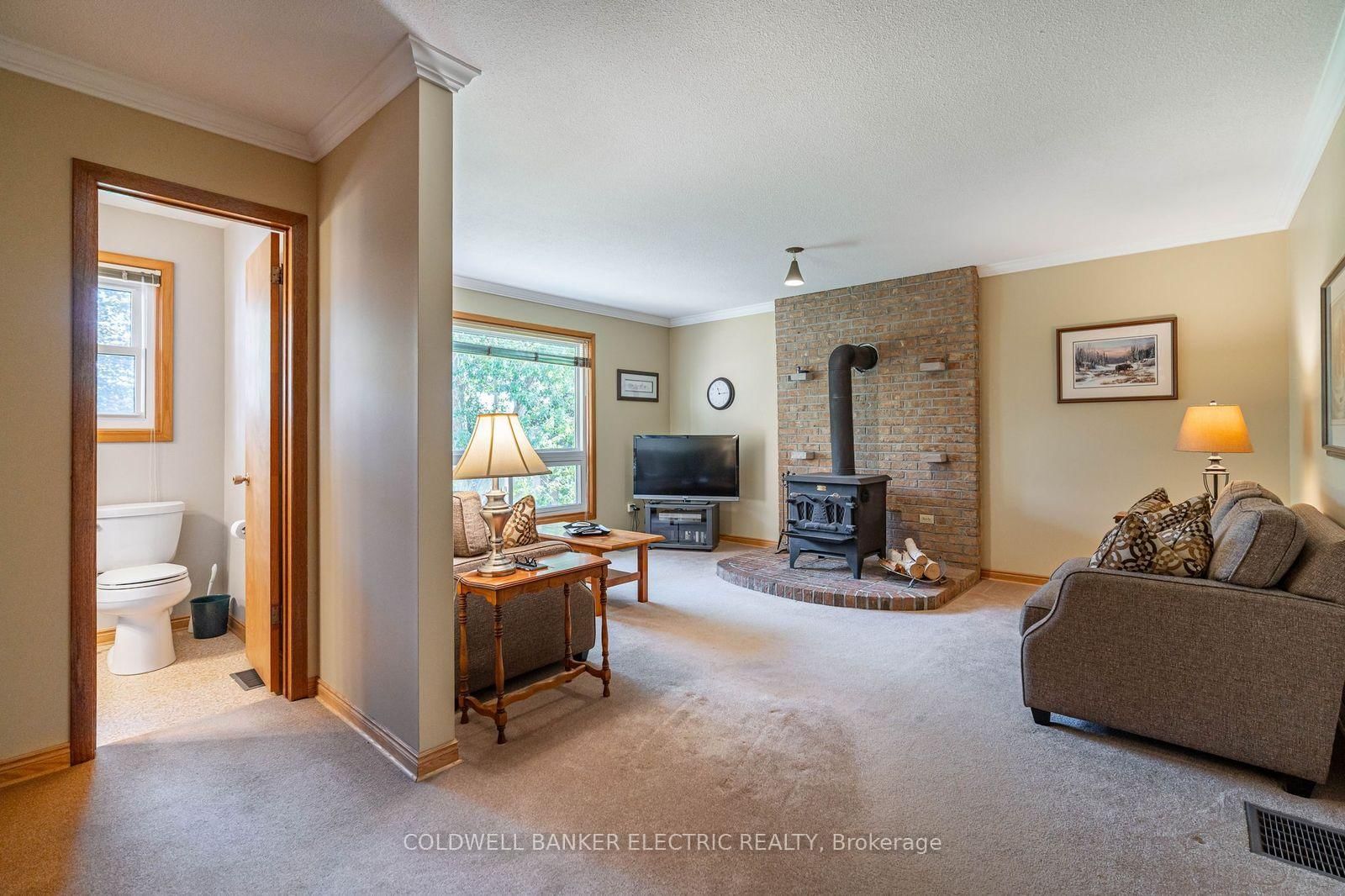 Detached House for sale at 962 Golfview Road, Peterborough, Ontario, K9J 7W4 - Otonabee Ward 1 - MLS: X12814460