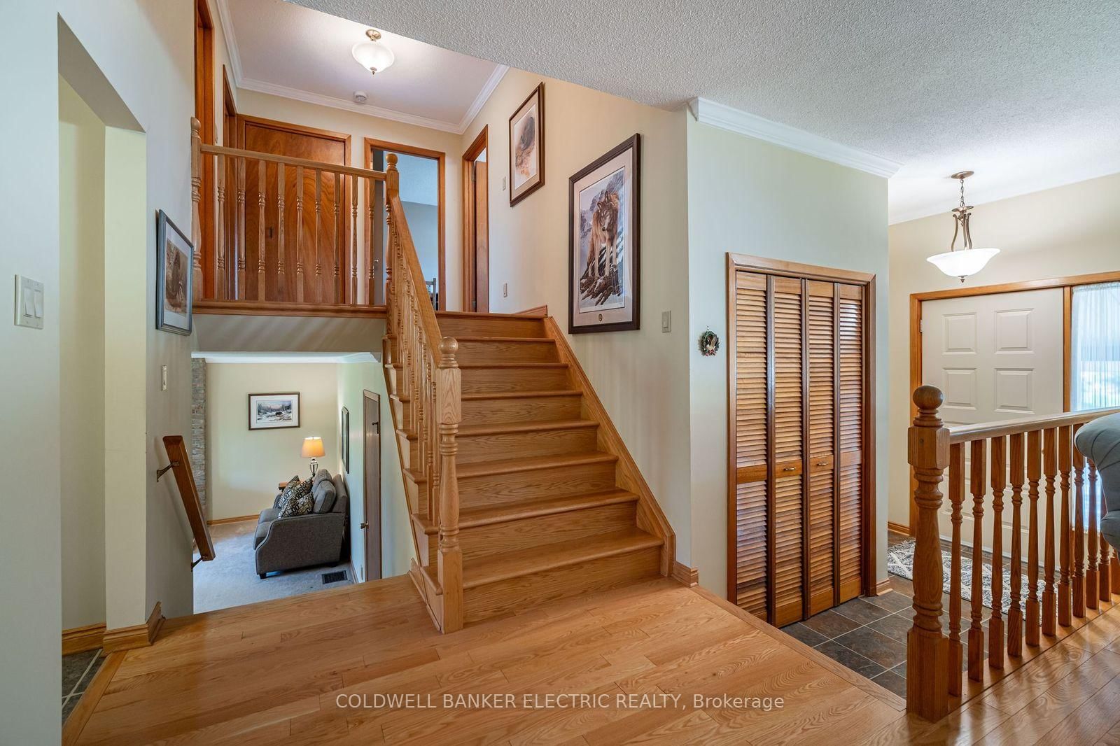 Detached House for sale at 962 Golfview Road, Peterborough, Ontario, K9J 7W4 - Otonabee Ward 1 - MLS: X12814460