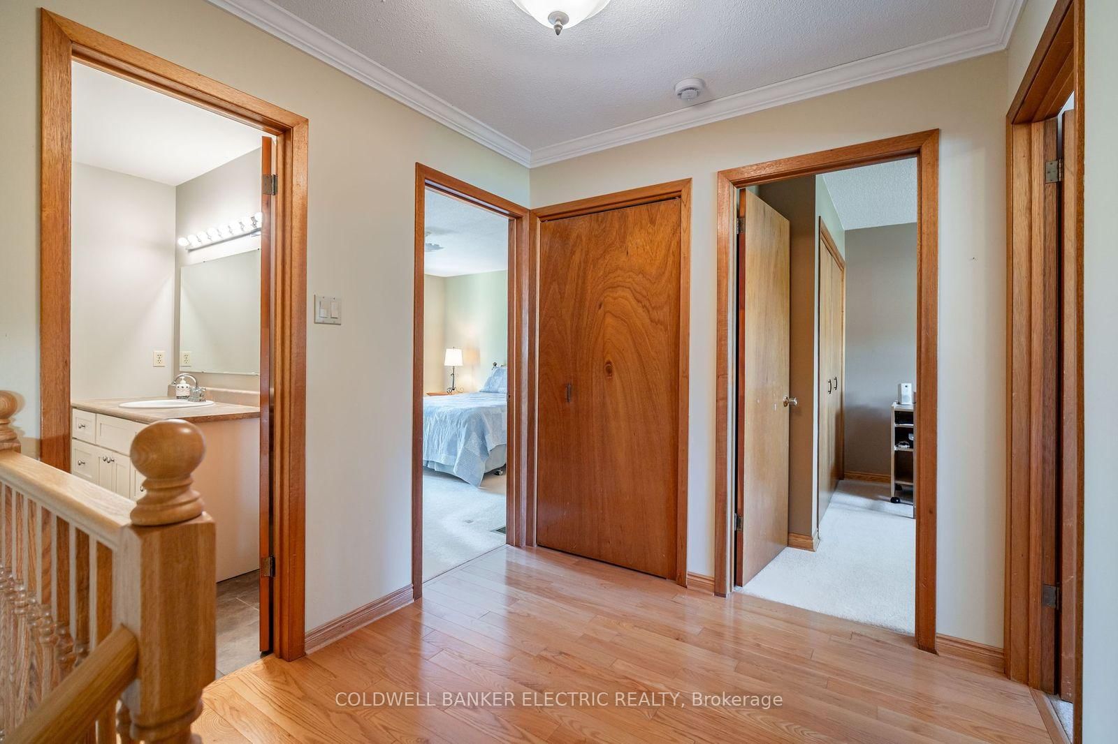 Detached House for sale at 962 Golfview Road, Peterborough, Ontario, K9J 7W4 - Otonabee Ward 1 - MLS: X12814460