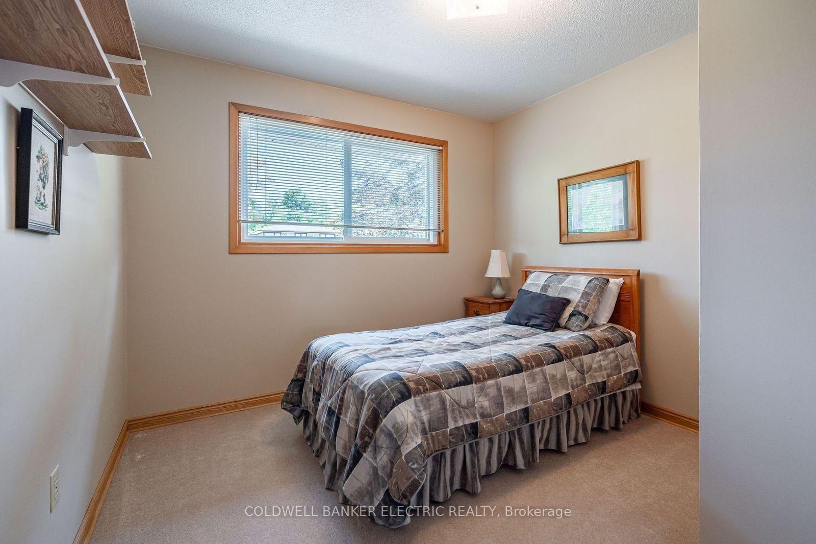 Detached House for sale at 962 Golfview Road, Peterborough, Ontario, K9J 7W4 - Otonabee Ward 1 - MLS: X12814460