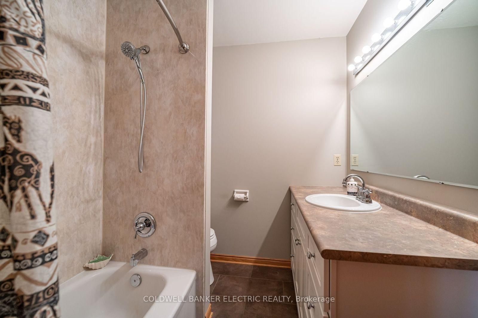 Detached House for sale at 962 Golfview Road, Peterborough, Ontario, K9J 7W4 - Otonabee Ward 1 - MLS: X12814460