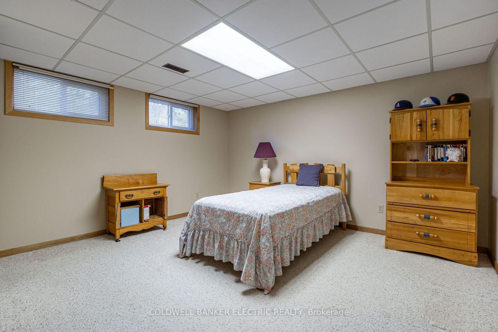 Detached House for sale at 962 Golfview Road, Peterborough, Ontario, K9J 7W4 - Otonabee Ward 1 - MLS: X12814460