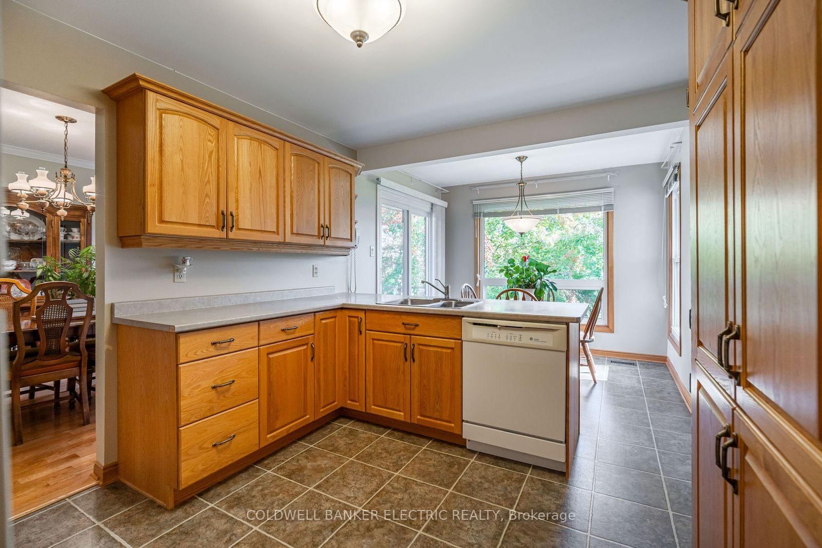 Detached House for sale at 962 Golfview Road, Peterborough, Ontario, K9J 7W4 - Otonabee Ward 1 - MLS: X12814460