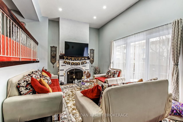 44 - 300 SANDRINGHAM Crescent