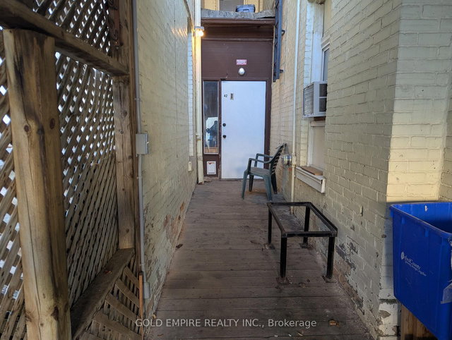 42 Wellington Street N