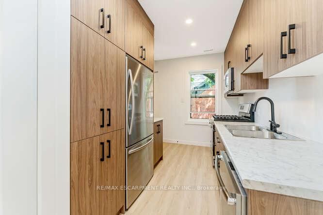 Semi-Detached House for lease at 11-127 Victoria Avenue, Hamilton, Ontario, L8N 2S9 - Stinson - MLS: X12815868