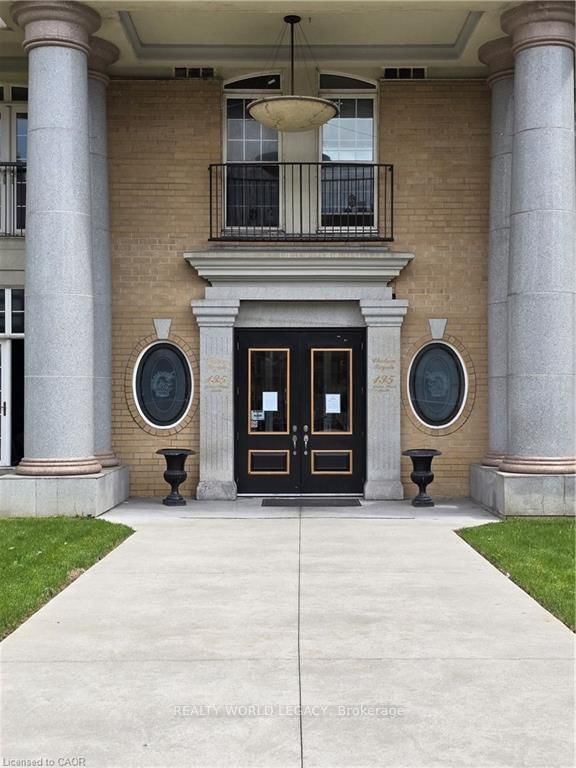 1004 - 135 James Street S