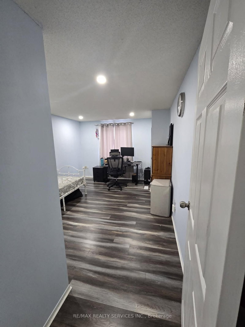 32 - 54 Green Valley Dr, Kitchener, N2P 1Z9 | Image 2