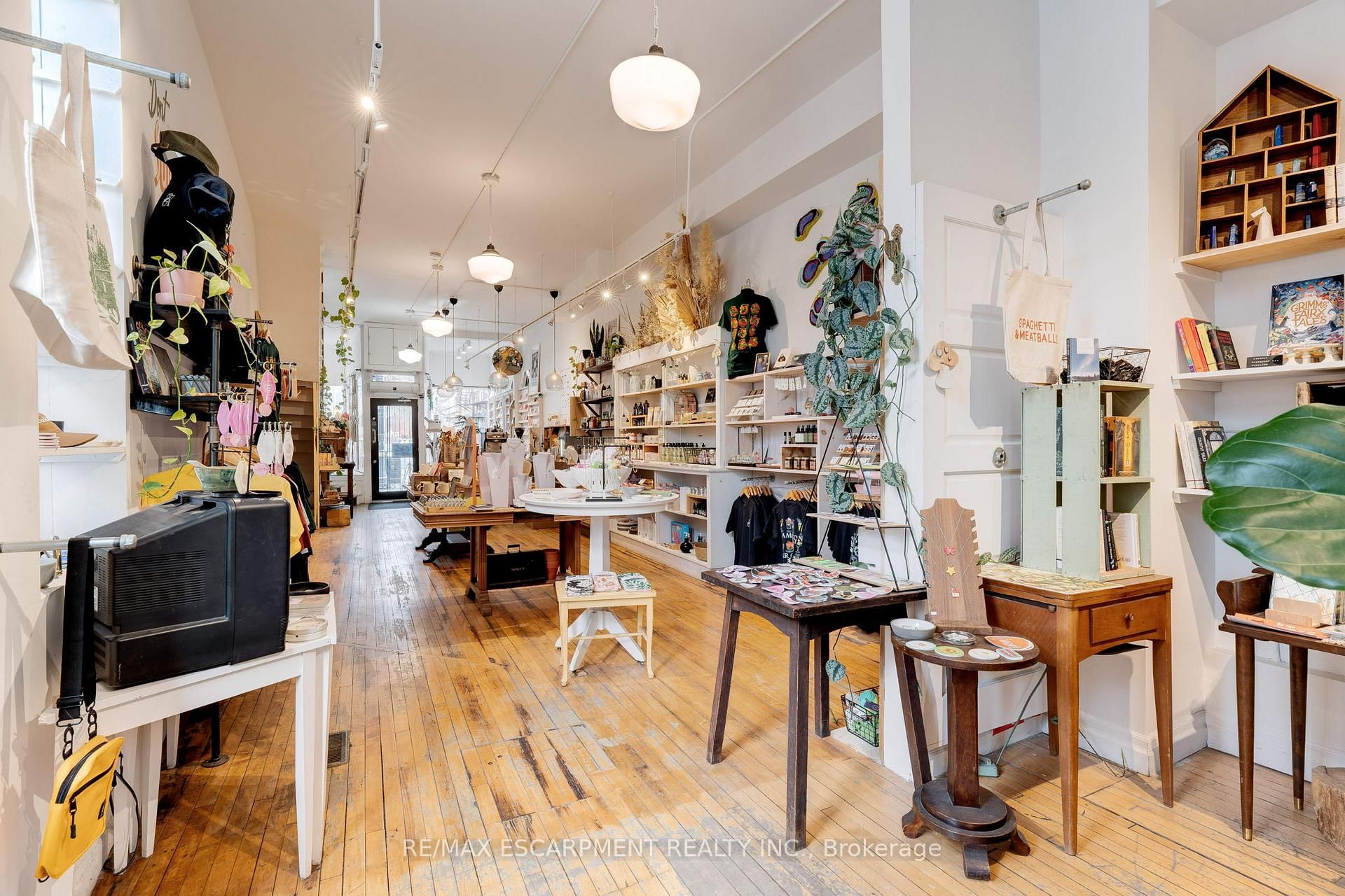 205 KING Street E
