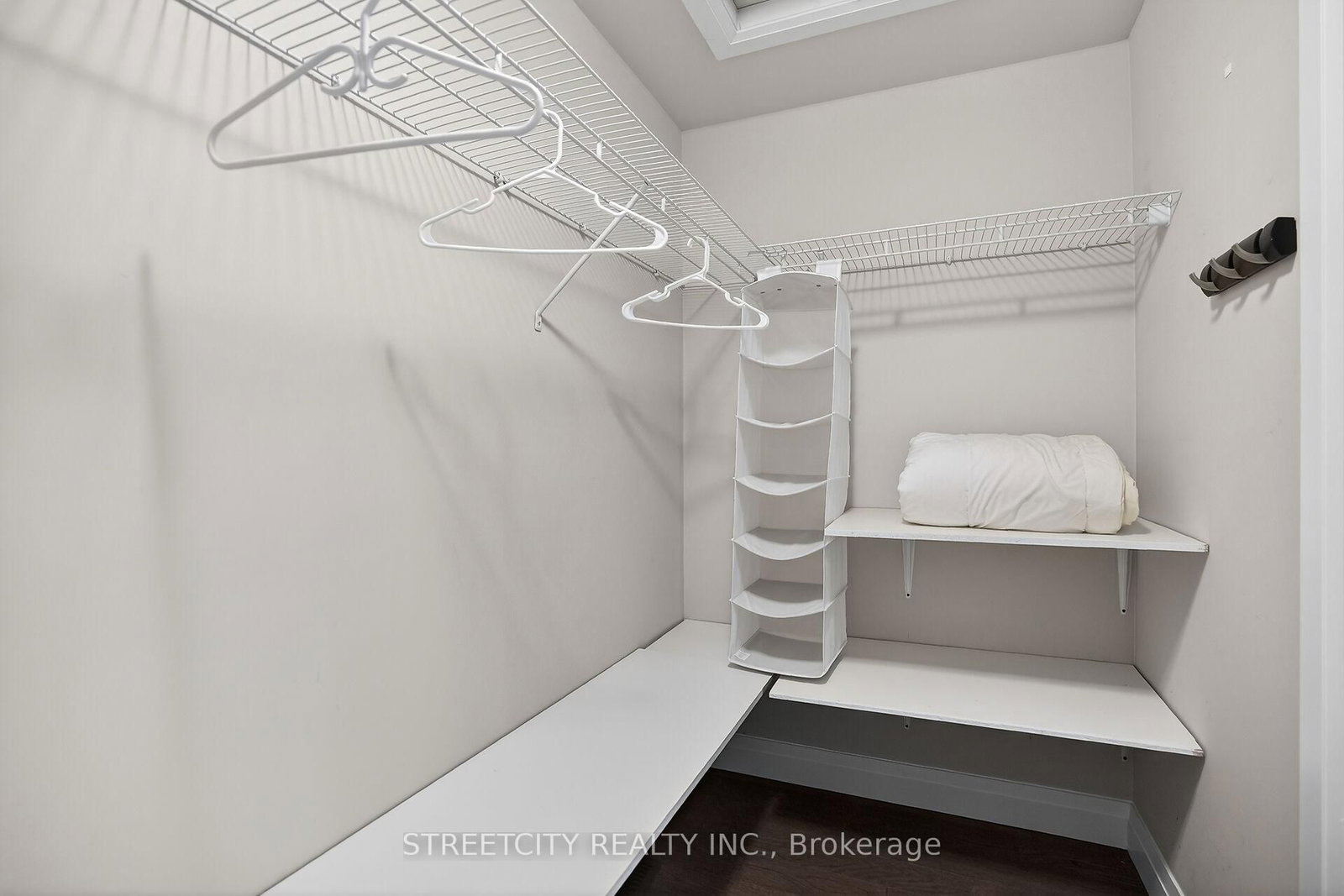 Detached House for sale at 647 Blackacres Boulevard, London North, Ontario, N6G 0V2 - North E - MLS: X12819184