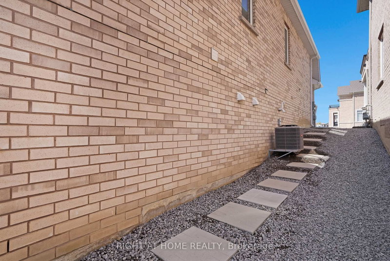 19 Robarts (Lower Level) Dr, Hamilton, L9K 0H5 | Image 3