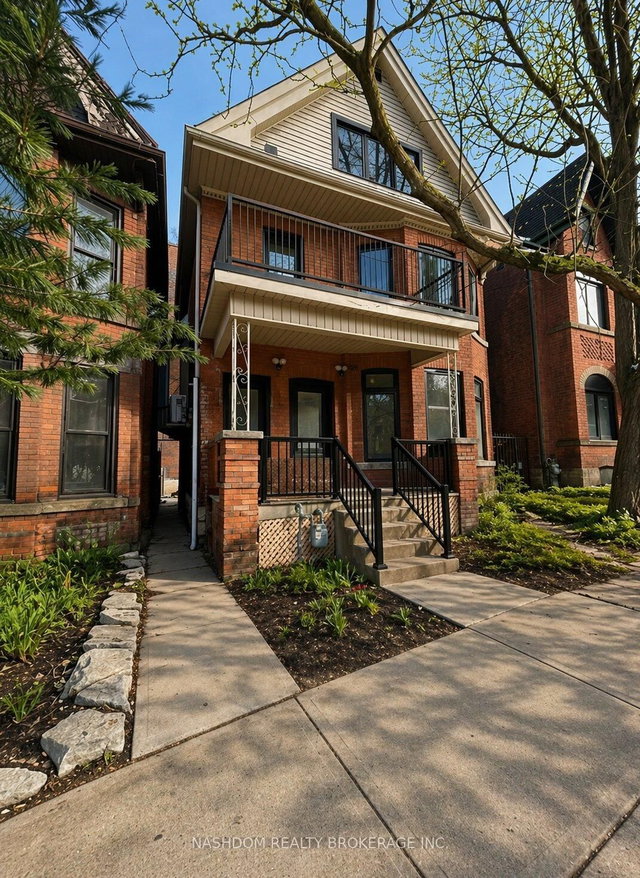 3 - 259 John Street S