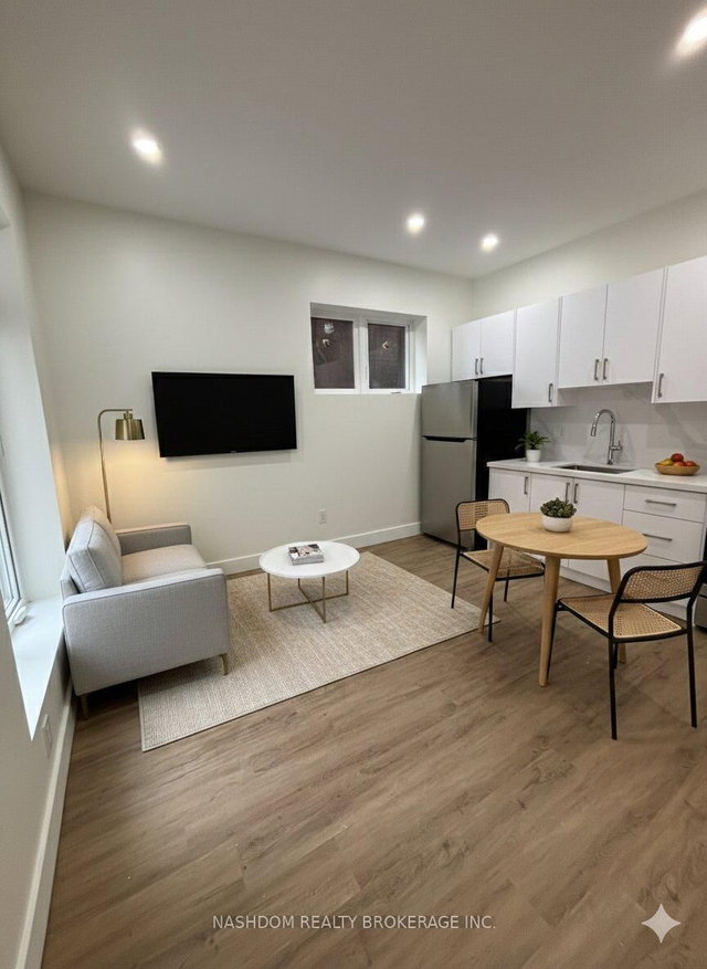 3 - 259 John Street S