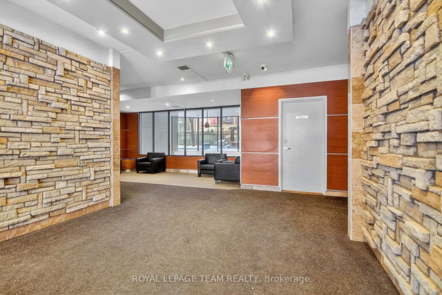 2003 - 470 Laurier Avenue W