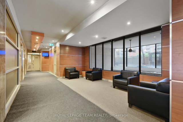 2003 - 470 Laurier Avenue W