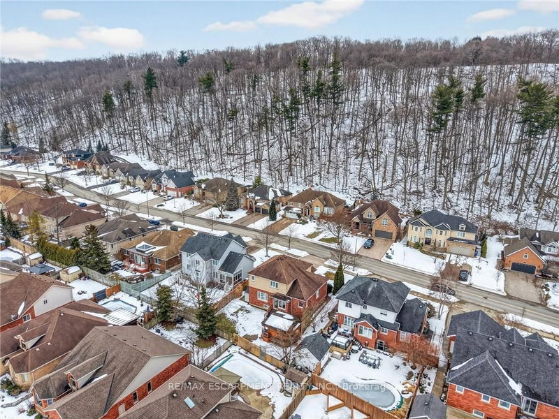 119 Dorchester Dr, Grimsby, L3M 5H5 | Image 2