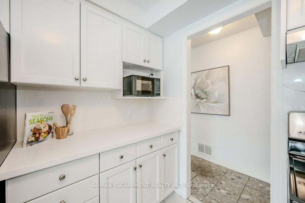 Condo for sale at 302 (B)-67 Caroline Street, Hamilton, Ontario, L8P 3K6 - Durand - MLS: X12824842