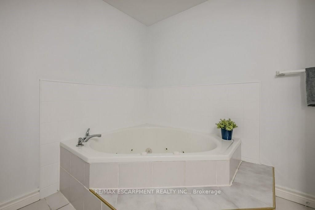 Condo for sale at 302 (B)-67 Caroline Street, Hamilton, Ontario, L8P 3K6 - Durand - MLS: X12824842