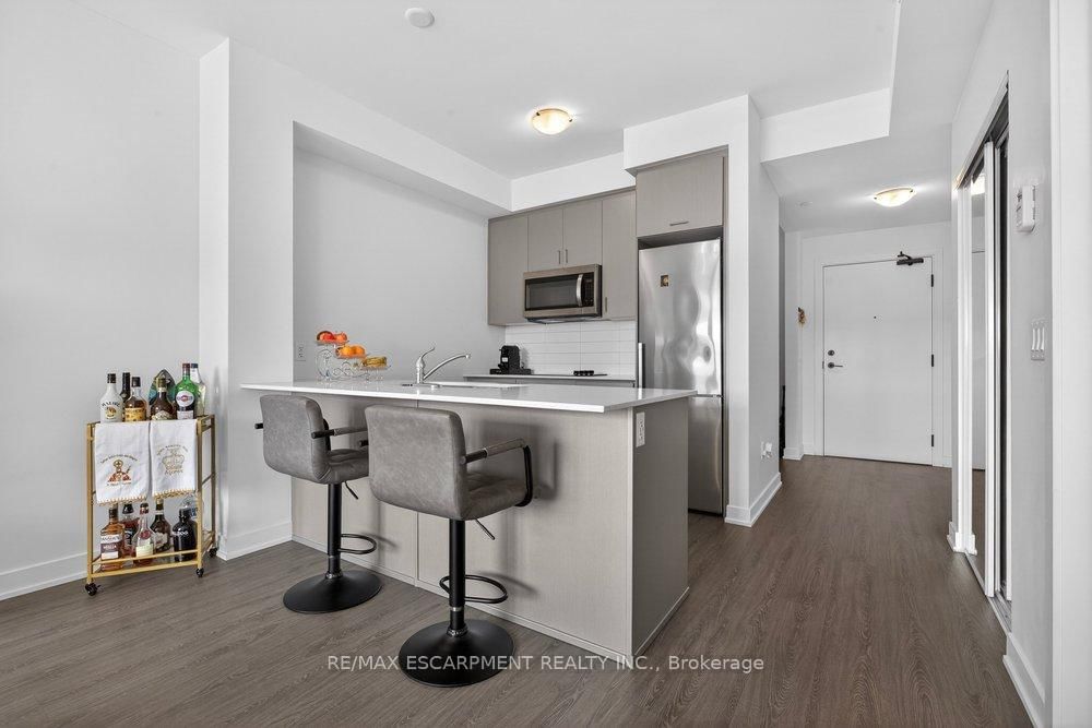 600 North Service Road, Unit 302