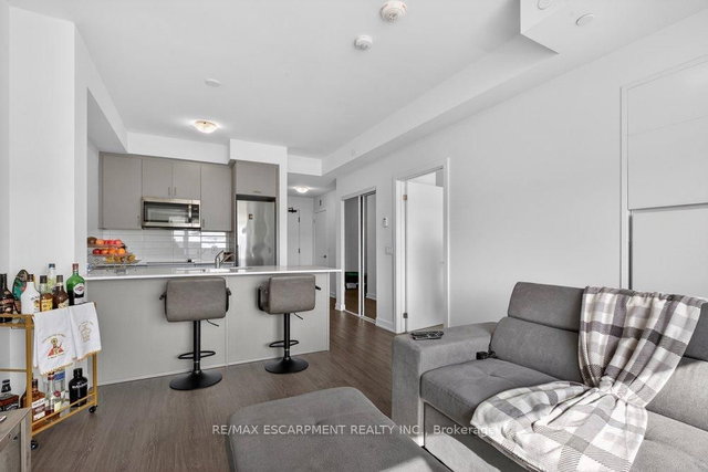 302 - 600 North Service Road