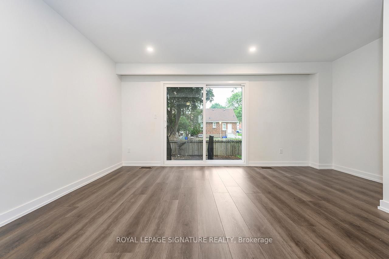 Townhouse for sale at 28 Woodman Drive, Hamilton, Ontario, L8H 2M5 - Kentley - MLS: X12828274