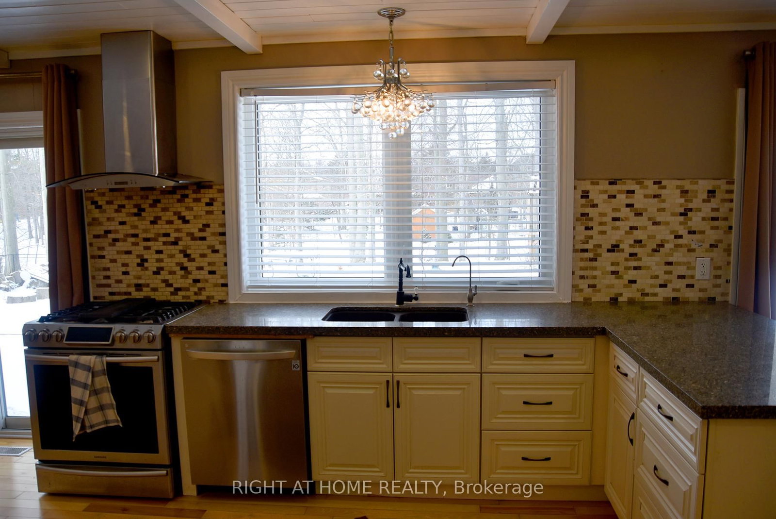 Detached House for sale at 994 Haist Street, Pelham, Ontario, L0S 1E4 - Fonthill - MLS: X12828732