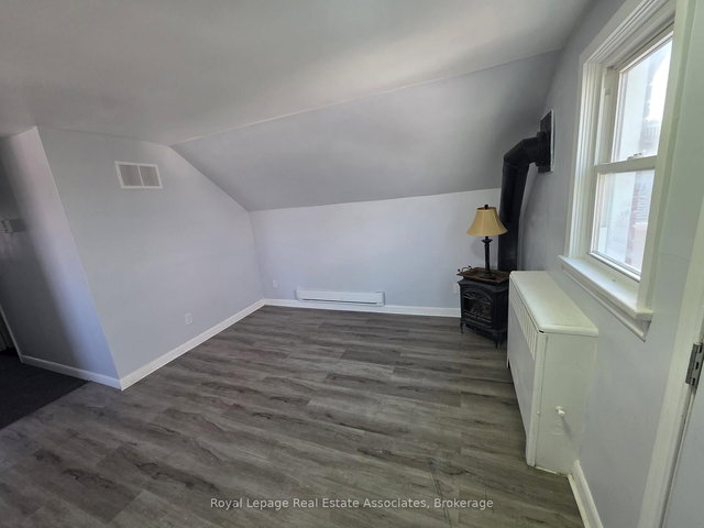 Unit 3 - 5957 Barker Street