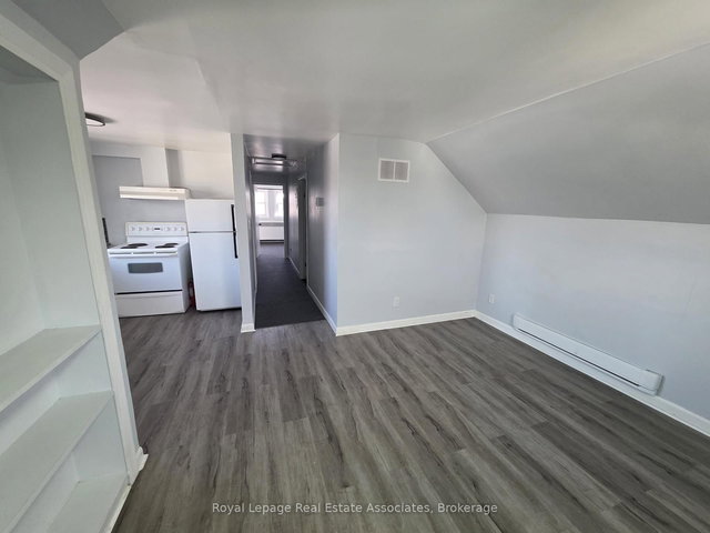 Unit 3 - 5957 Barker Street