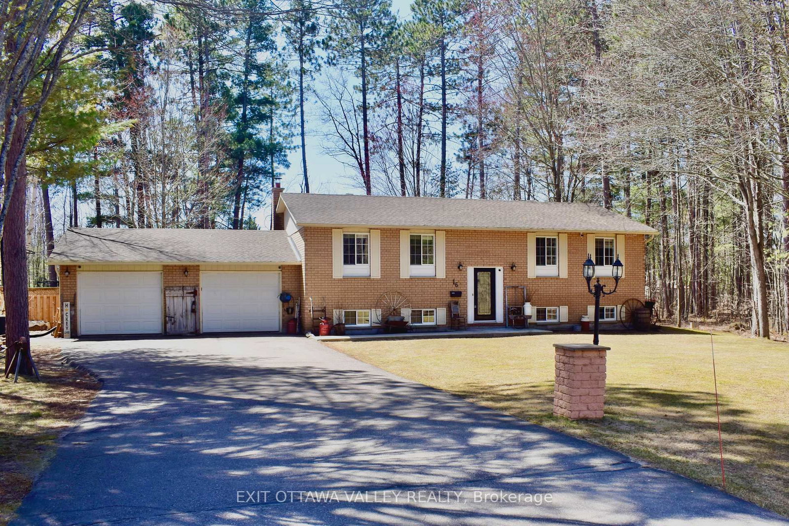 16 Heritage Drive • Petawawa, ON photo 1