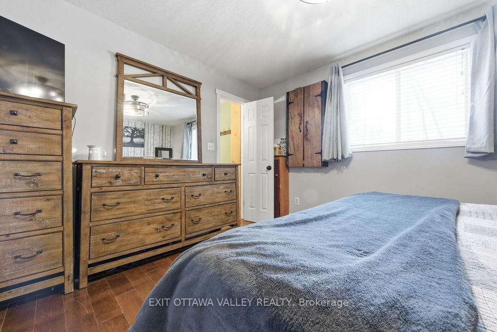 16 Heritage Drive • Petawawa, ON photo 13