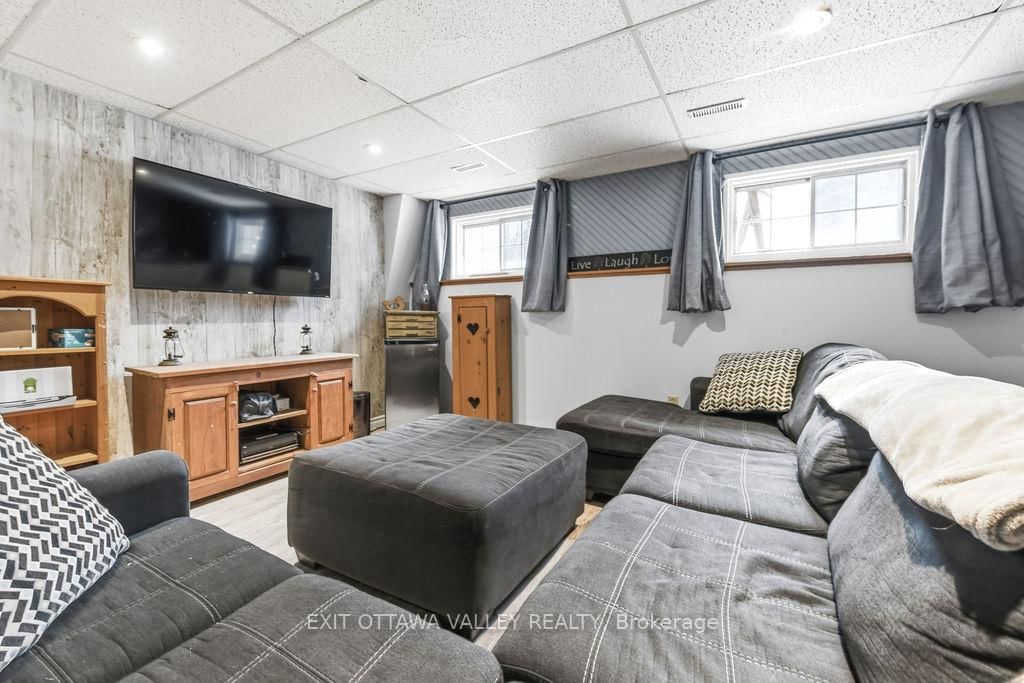 16 Heritage Drive • Petawawa, ON photo 18