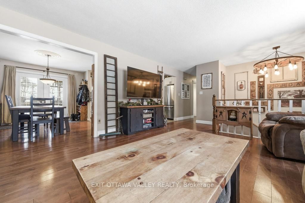 16 Heritage Drive • Petawawa, ON photo 4