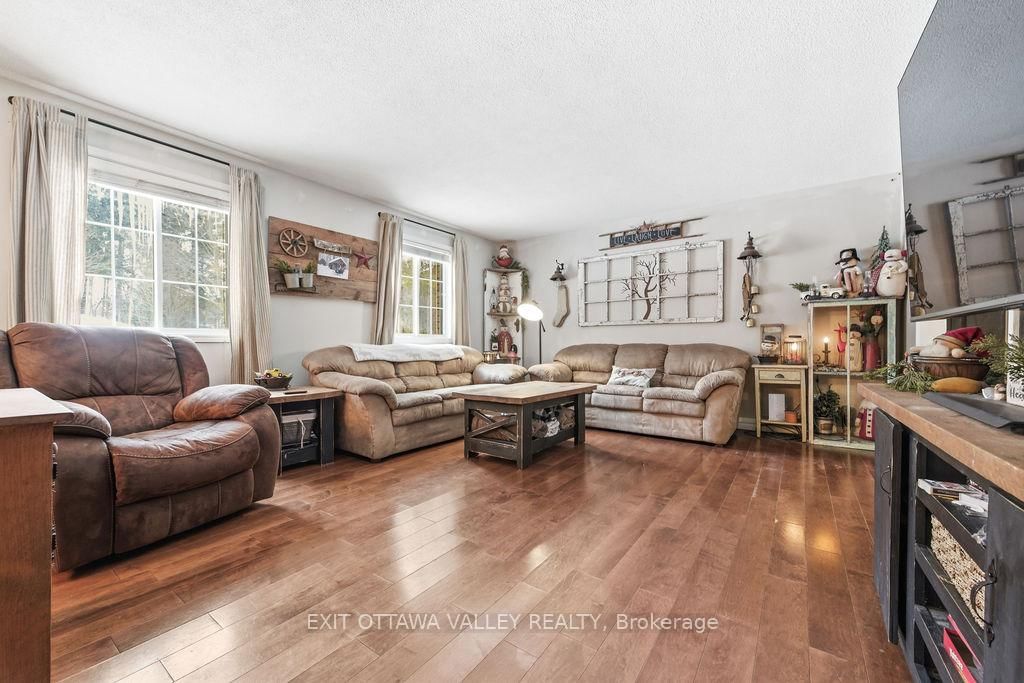 16 Heritage Drive • Petawawa, ON photo 5