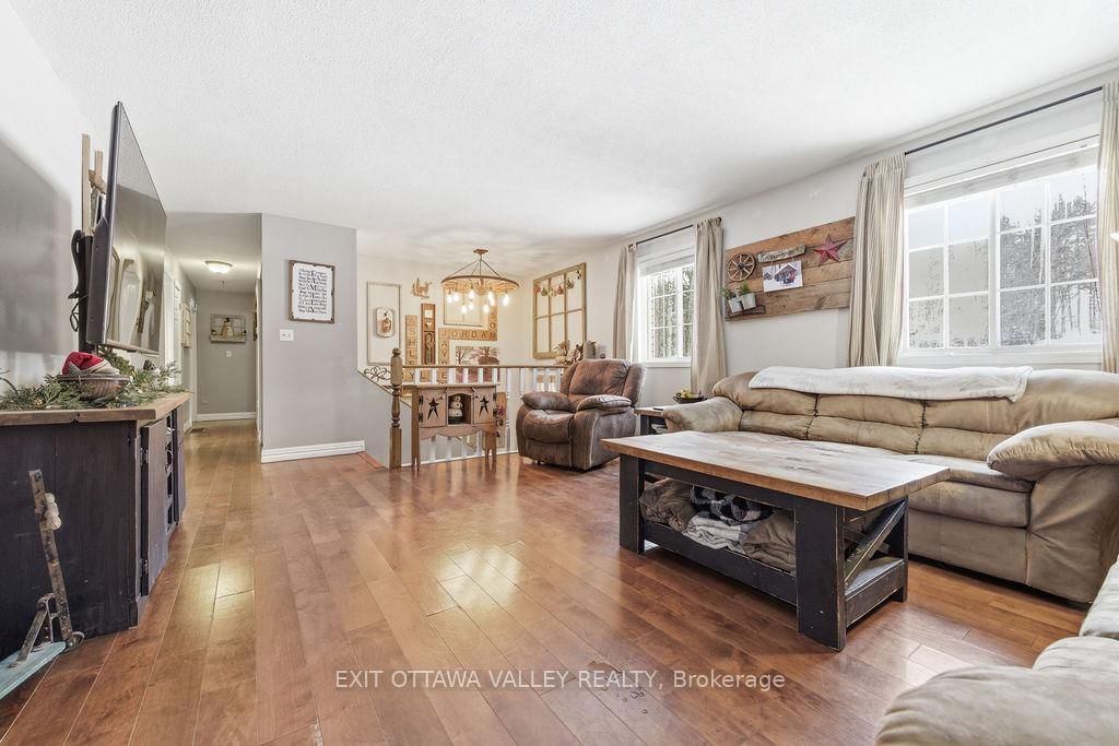 16 Heritage Drive • Petawawa, ON photo 6